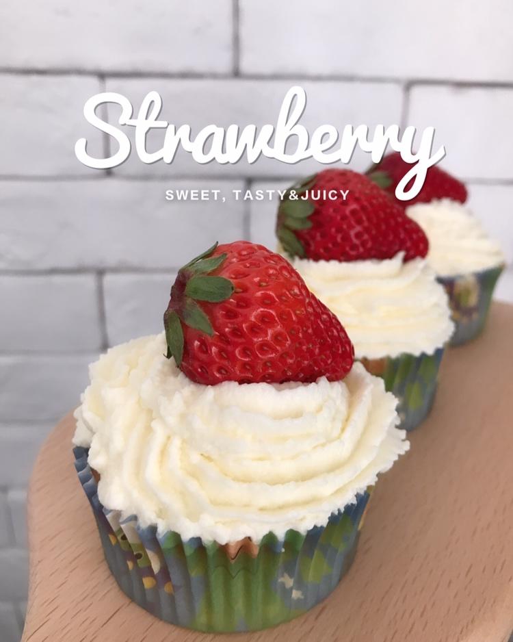 草莓纸杯蛋糕（Strawberry Cupcakes)