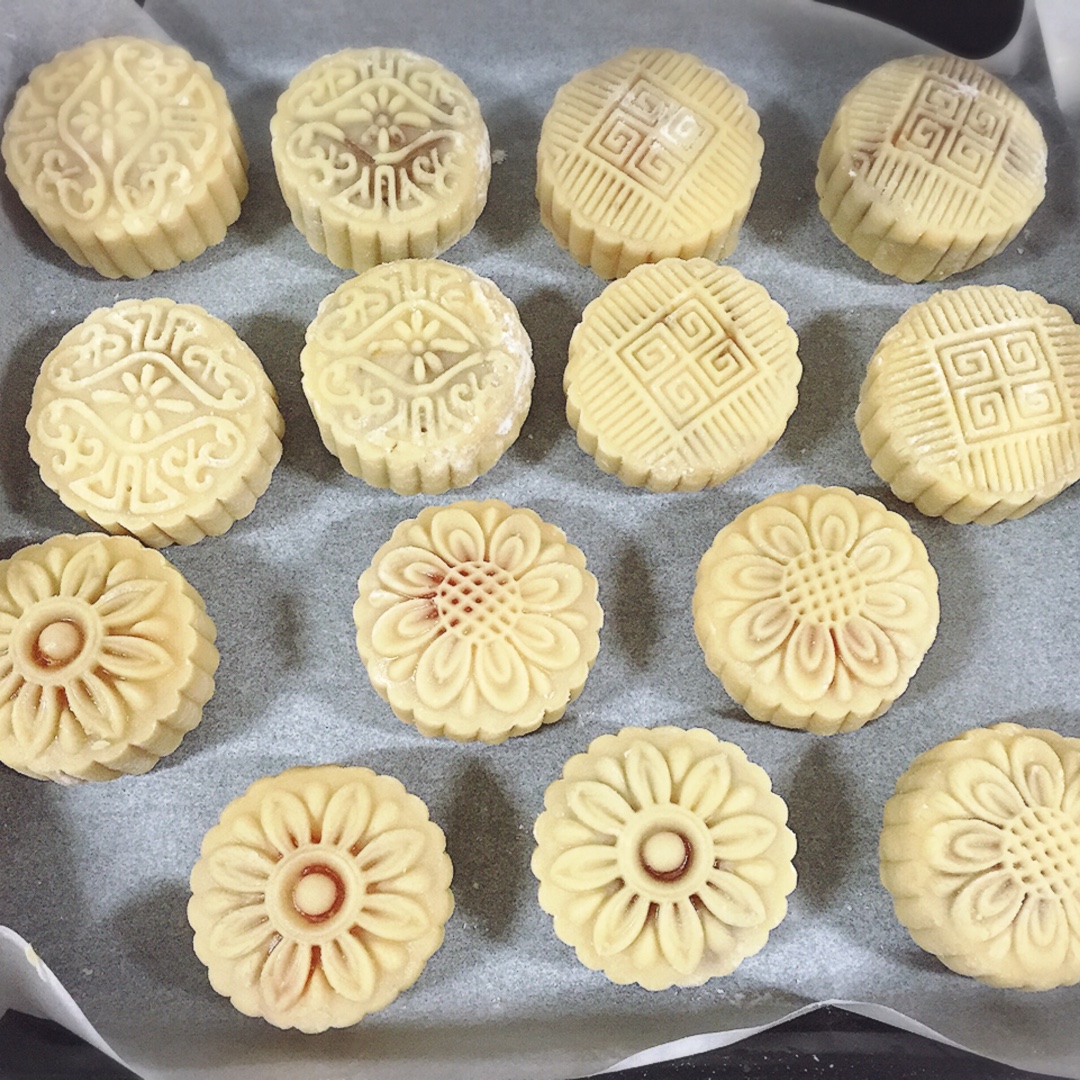 一口广月之小小蛋黄莲蓉月饼