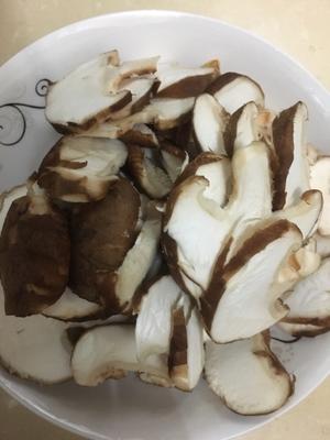 家常菜--芹菜香菇的做法 步骤2