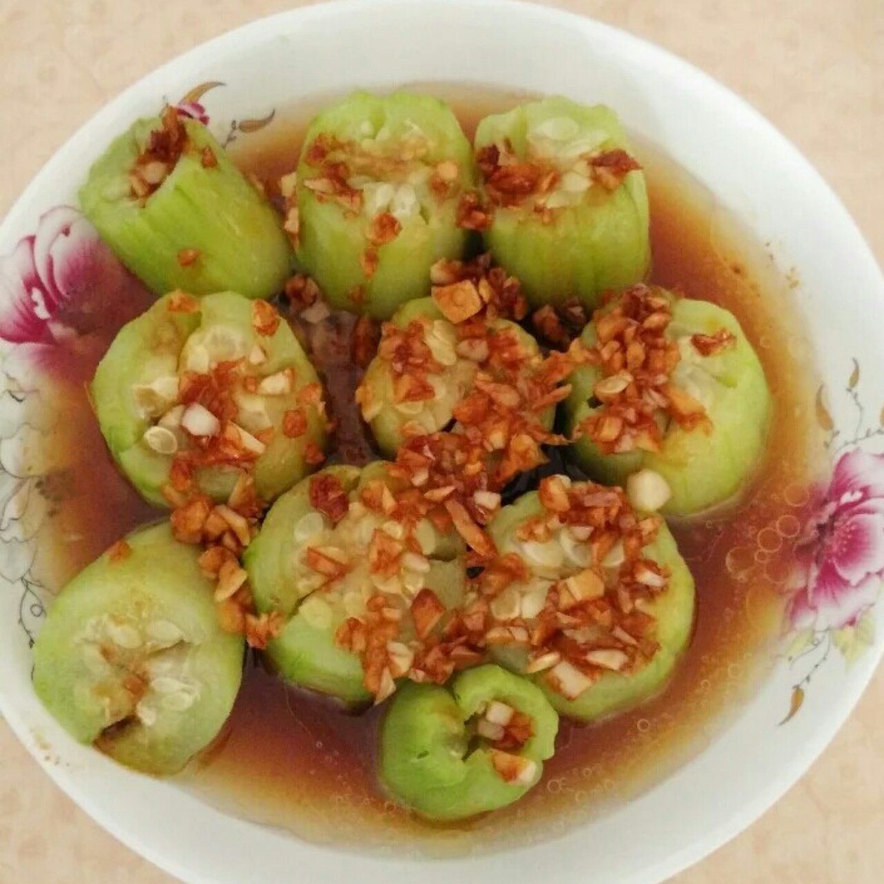 只需要五分钟就可以的美味蒜蓉蒸丝瓜