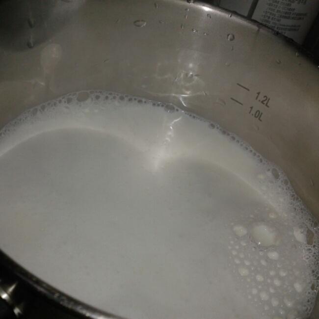 牛奶冲鸡蛋的做法 步骤2