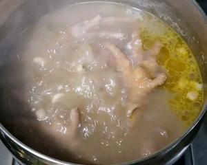 花生眉豆鸡脚汤的做法 步骤4