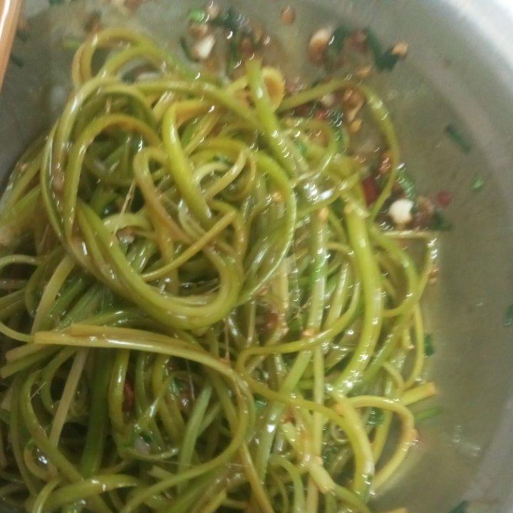 凉拌蒜薹丝