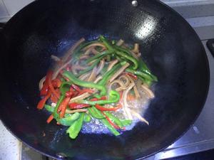 快手菜：青红椒炒牛肚。的做法 步骤3