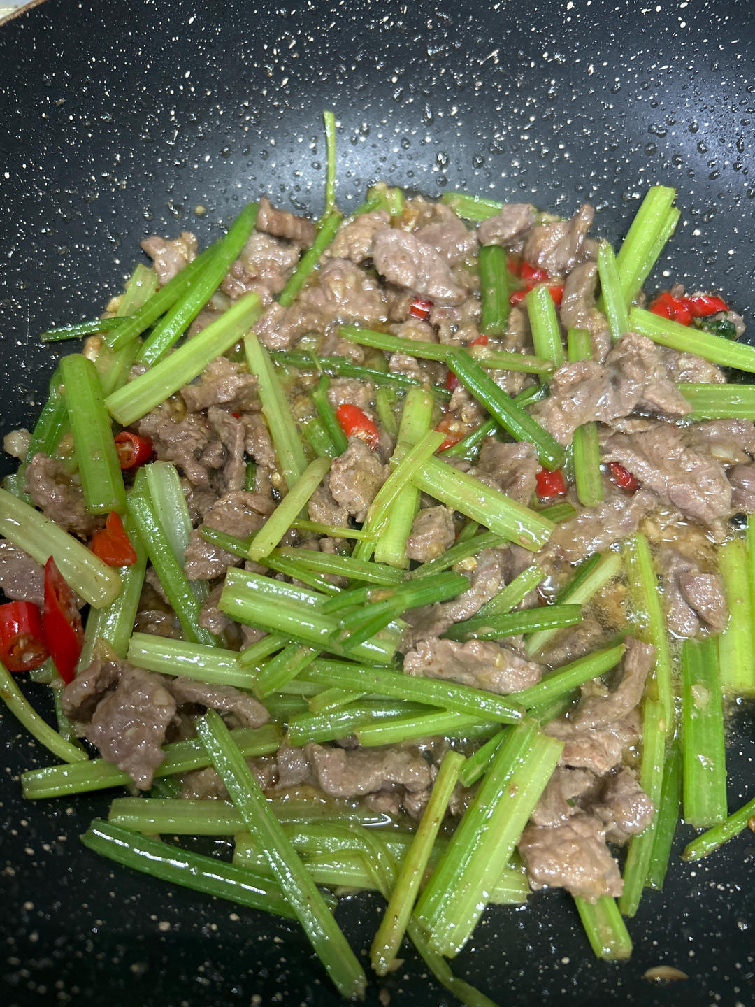 下饭神器又来了，试试这道芹菜炒牛肉！！