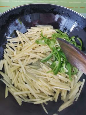 5分钟家常下饭菜尖椒土豆丝的做法 步骤9