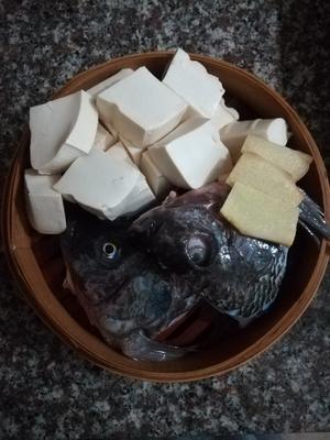 鱼头豆腐青菜汤的做法 步骤1