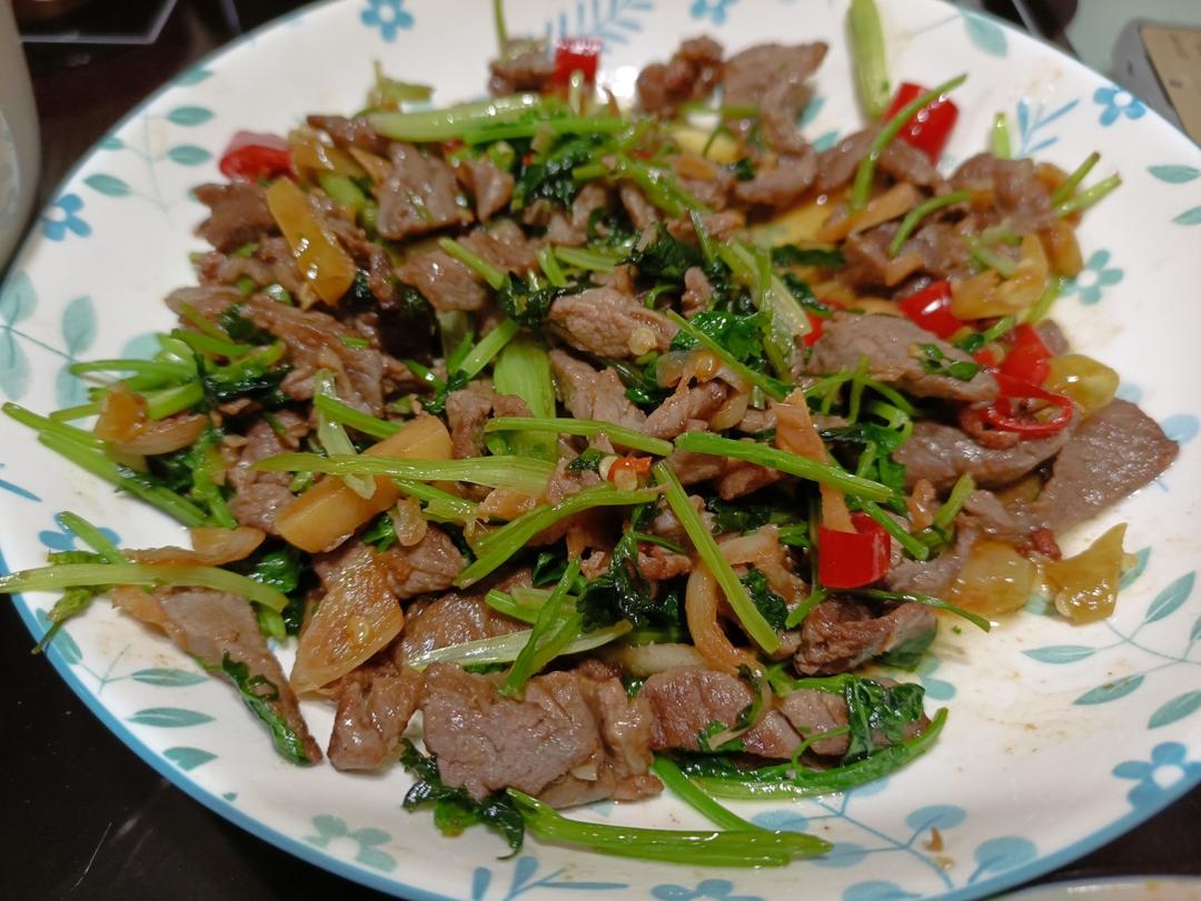 香菜炒牛肉，香辣下饭，爱吃香菜的朋友看过来，拌饭绝了