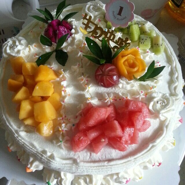 奶油水果装饰蛋糕