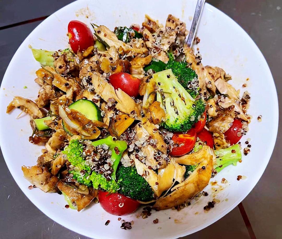 烤鸡腿肉拌藜麦西兰花温沙拉的做法