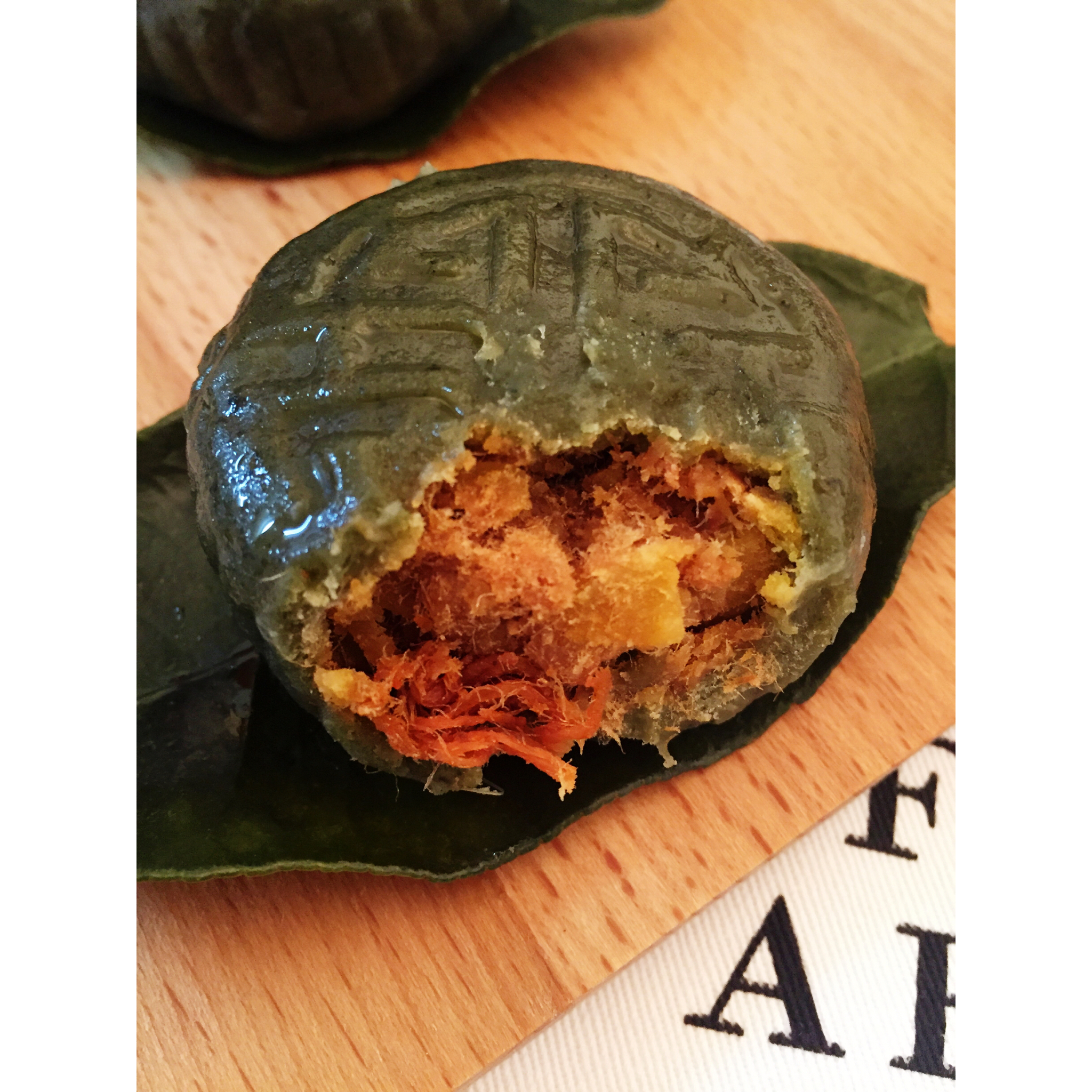 一一描做的咸蛋肉松青团