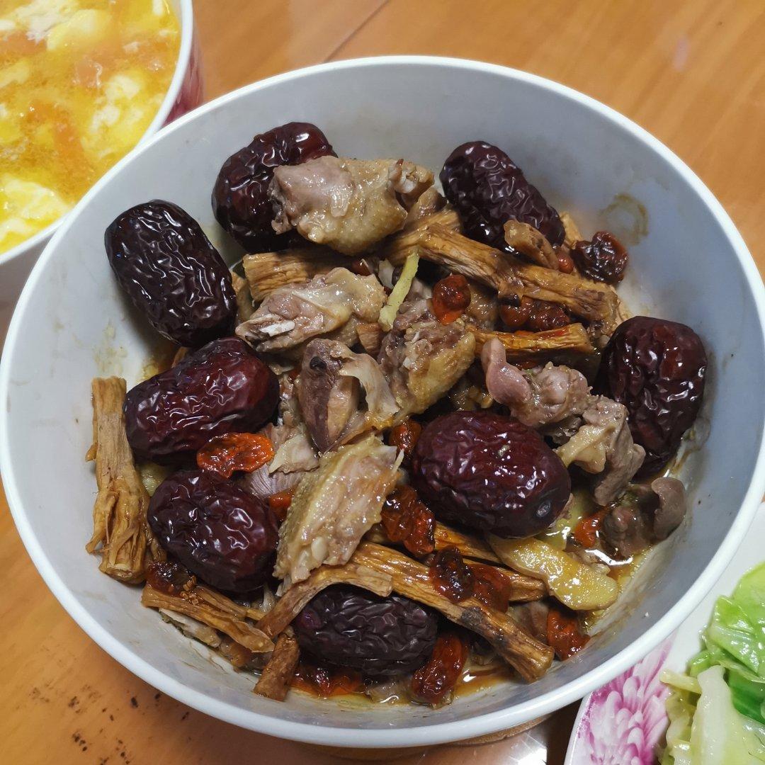 红枣枸杞蒸鸽子