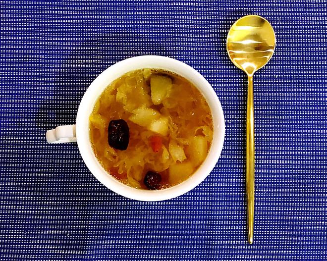 银耳灰枣枸杞梨汤的做法