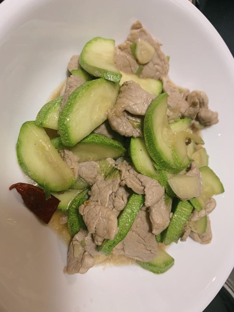 〈西葫芦炒肉〉，家庭菜。欣小厨 😉