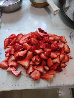 草莓厚切酸奶的做法 步骤1
