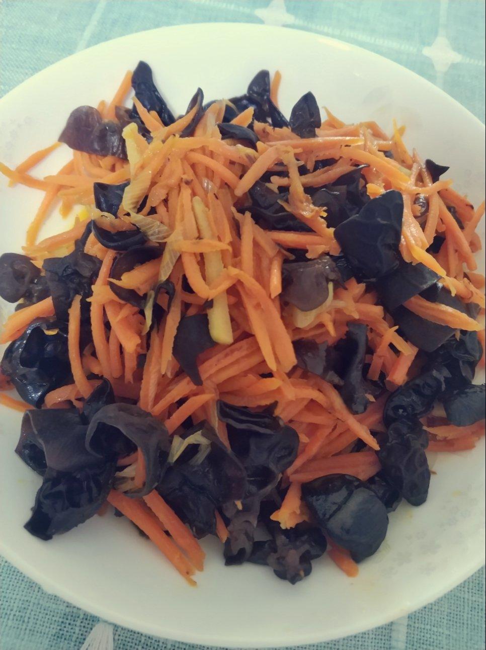 【胡萝卜丝炒木耳】
