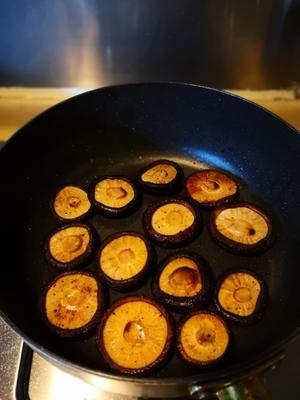 简易快手香煎冬菇的做法 步骤2