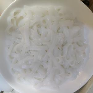 电煮锅版：香菇肥牛捞河粉的做法 步骤8