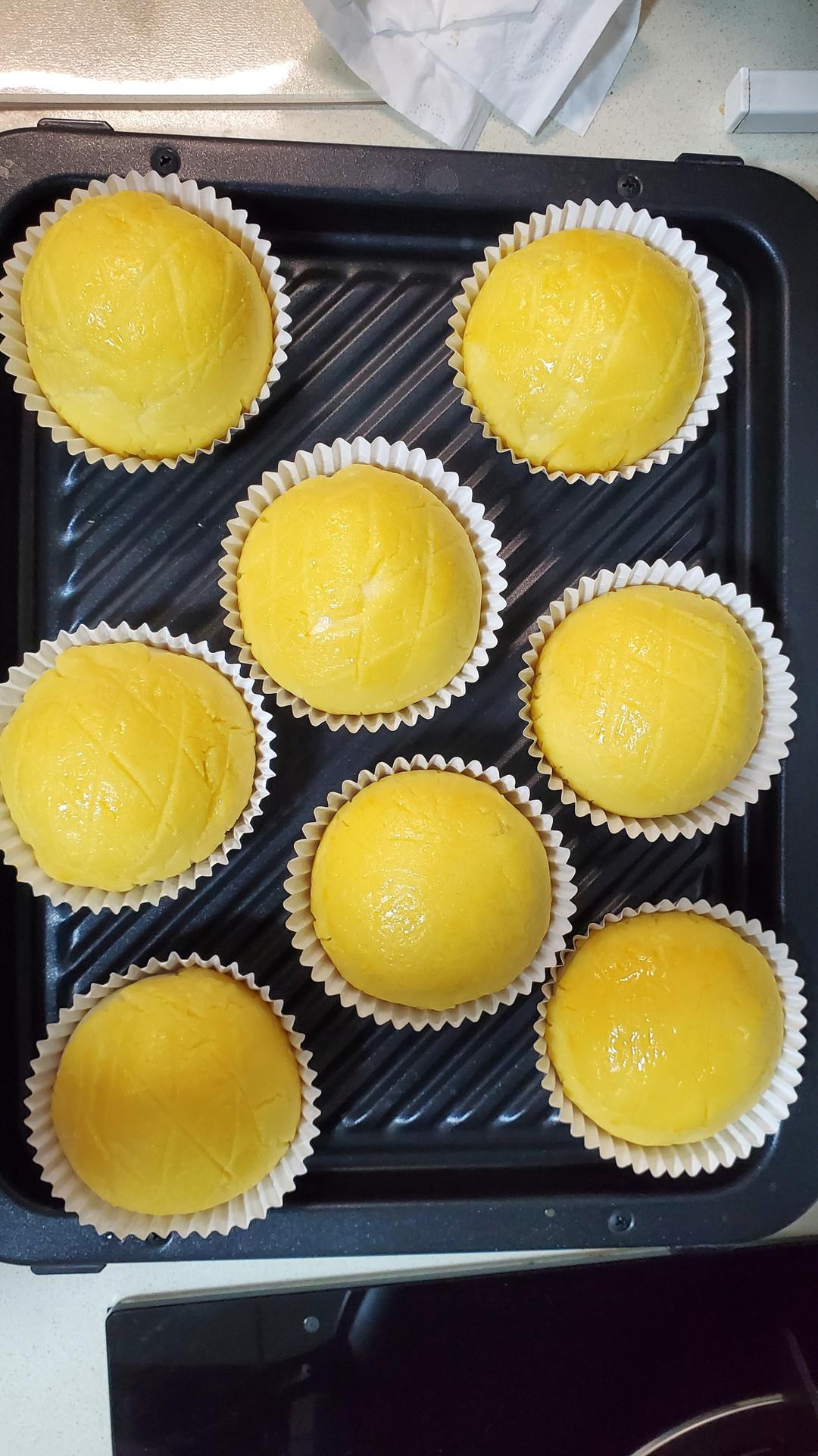 好吃到炸裂的港式菠萝包（附带制作酥皮的小视频）