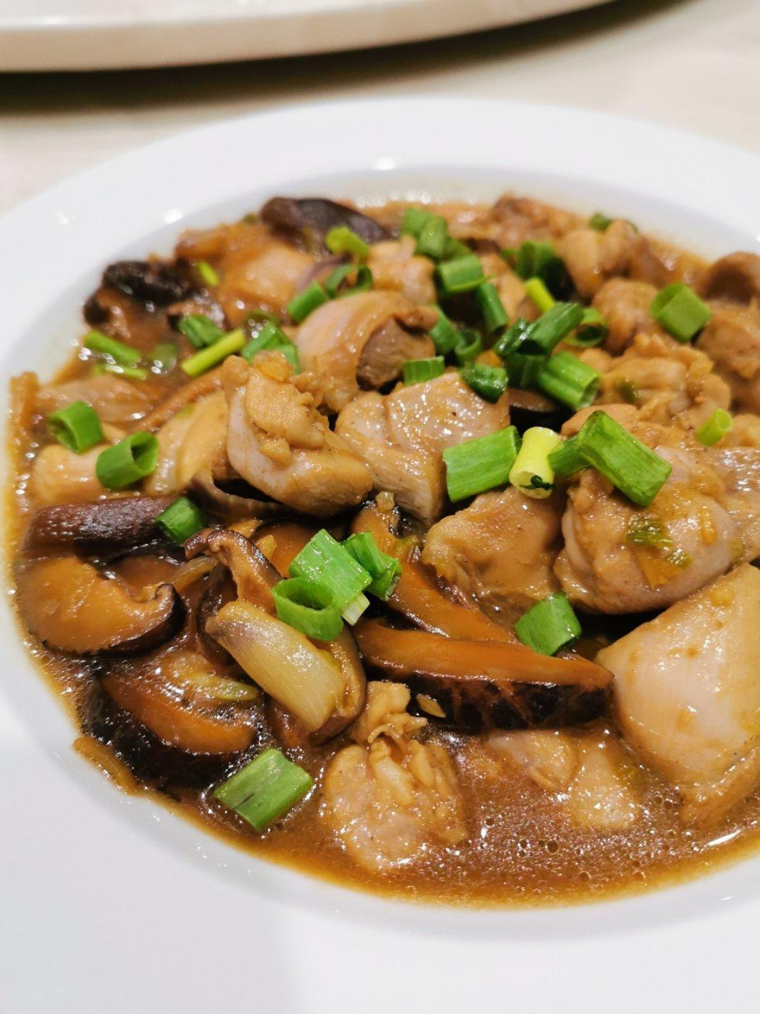 鸡腿肉炒蘑菇