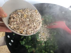 来干了这碗膳食纤维：青菜燕麦粥的做法 步骤7