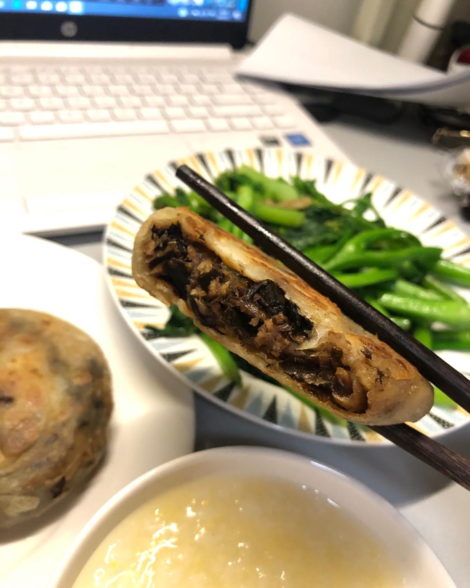 梅干菜五花肉千层饼