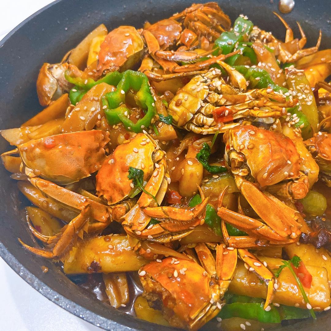 王雪梨酱做的超详细版吮指香辣蟹炒年糕 | 大闸蟹最美妙的味道