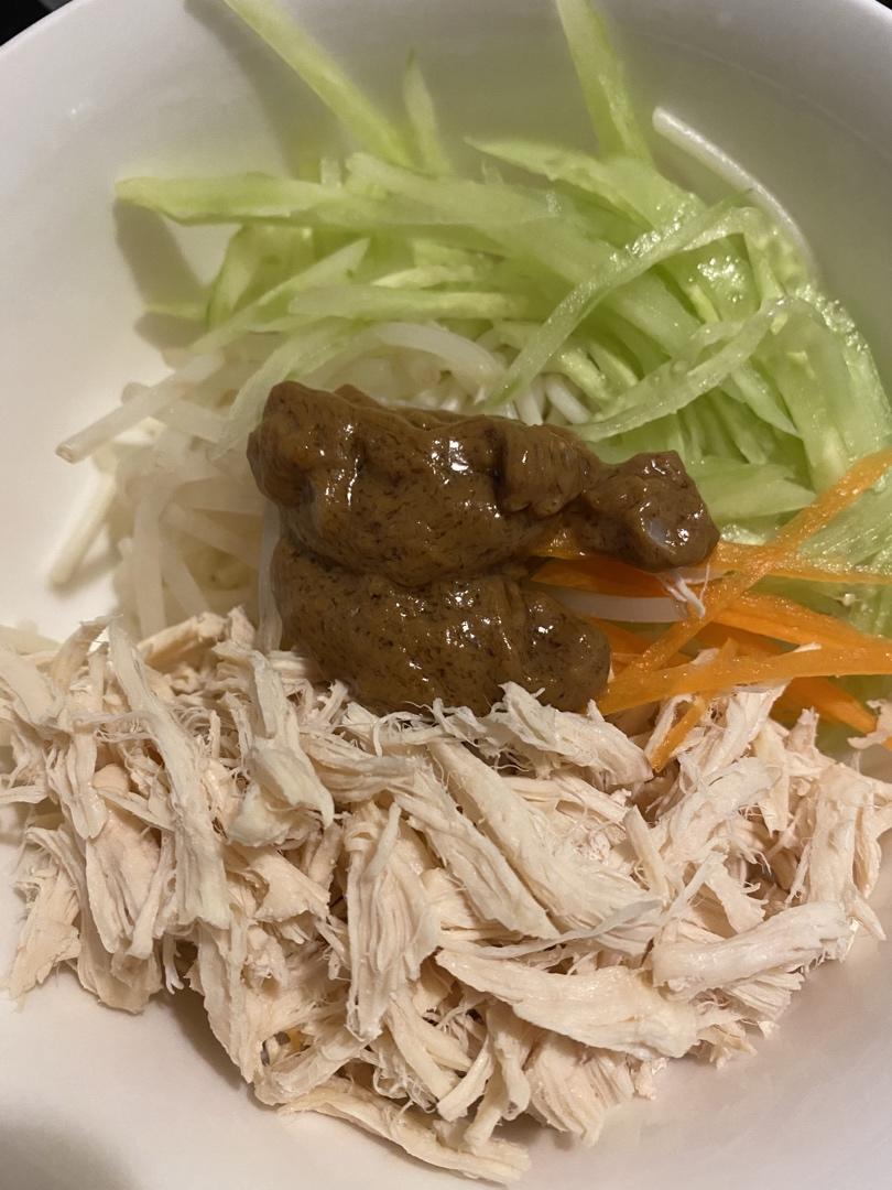 厨师长教你：“鸡丝凉面”的家常做法，味道好极了，先收藏起来