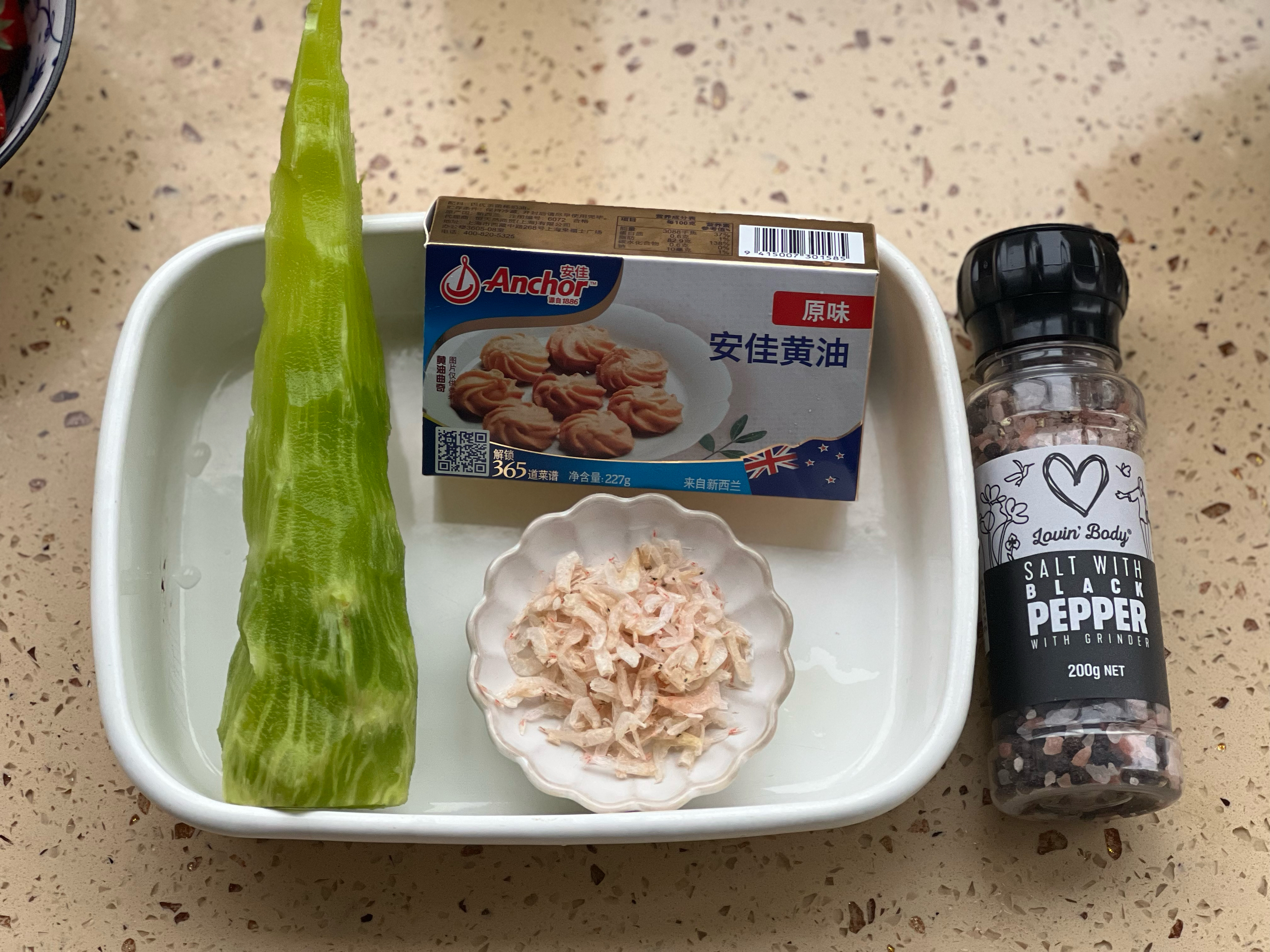 适合早餐配面包吃的蔬菜浓汤：莴苣虾皮汤的做法 步骤1