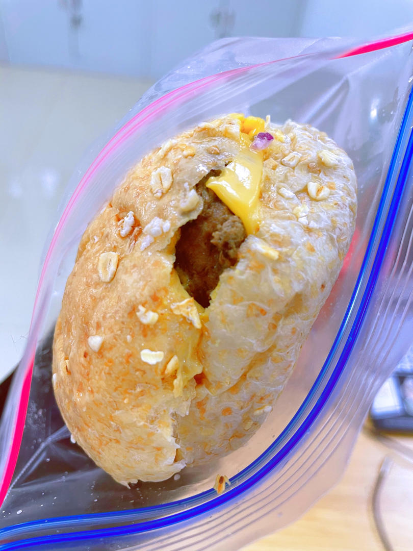 正宗的麦当劳双吉牛肉汉堡