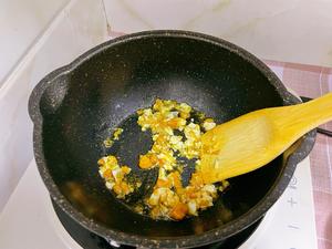 咸蛋黄叉烧炒饭的做法 步骤2