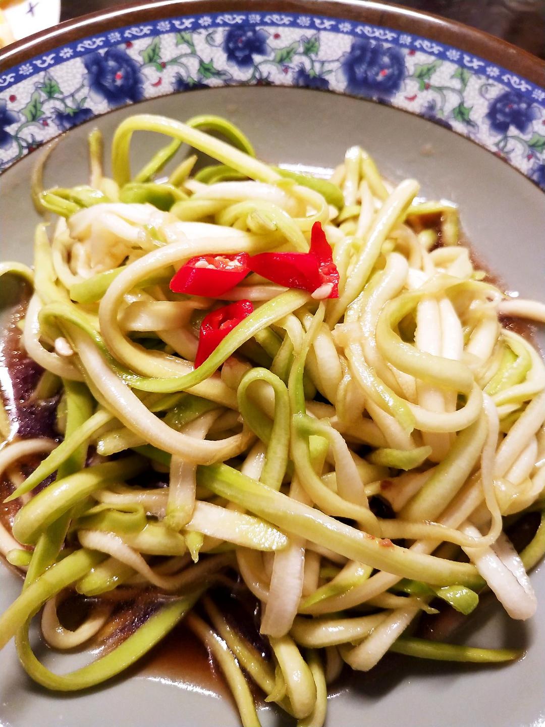 简单酸爽低脂无油凉拌西葫芦丝