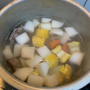 清甜奶白的玉米排骨汤的做法 步骤1