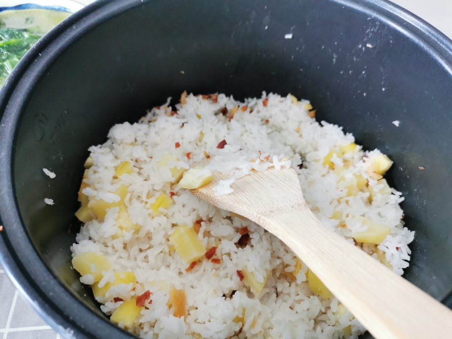 云南洋芋火腿焖饭的做法