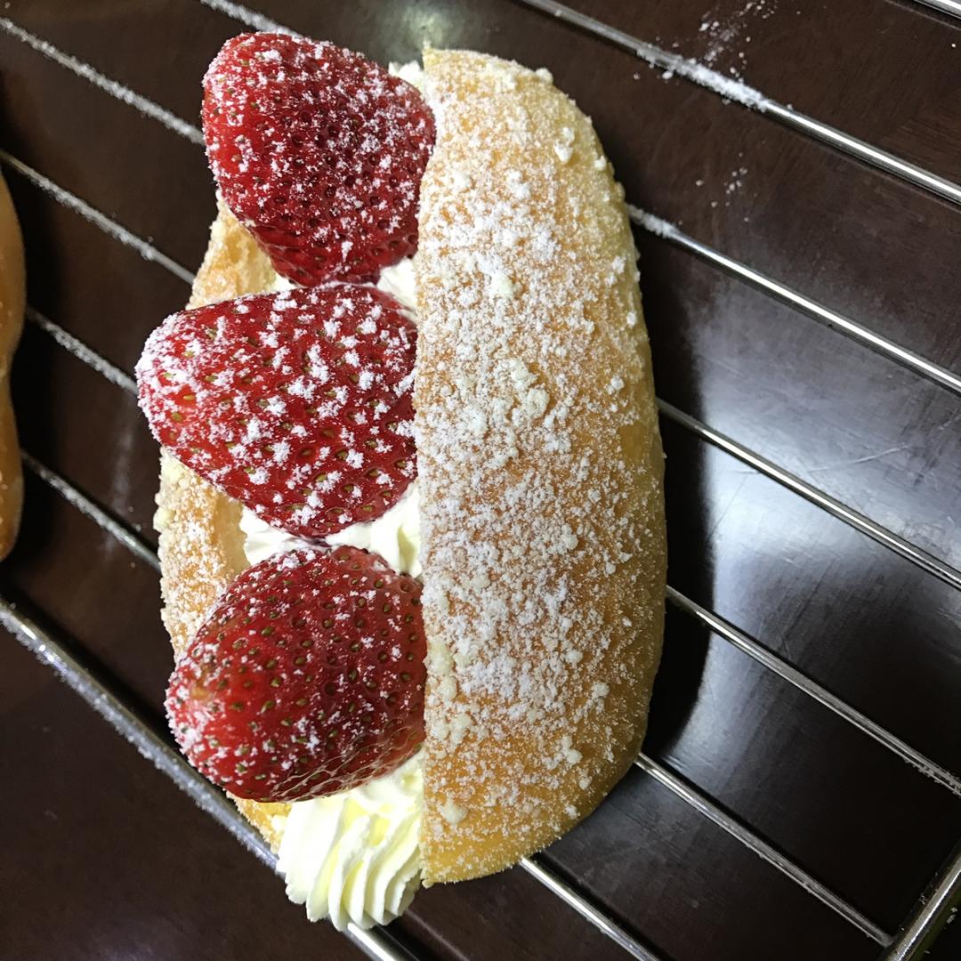 草莓甜心面包（酸奶奶油霜）