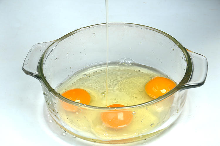 银鱼煎蛋的做法 步骤2