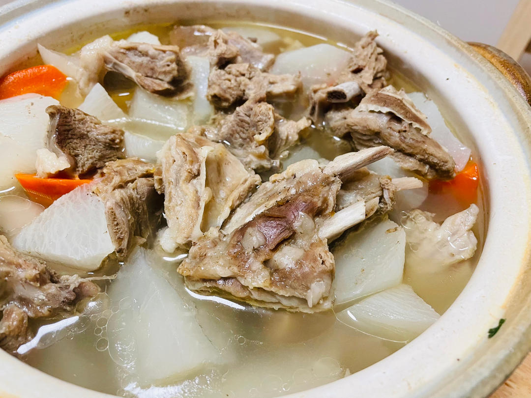 清炖羊排，老爸的拿手菜，汤鲜味浓，羊肉软烂，连萝卜都非常好吃