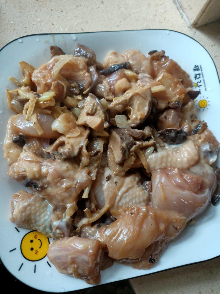 厨师长教你：“香菇蒸滑鸡”的家常做法，鲜香嫩滑，营养美味
