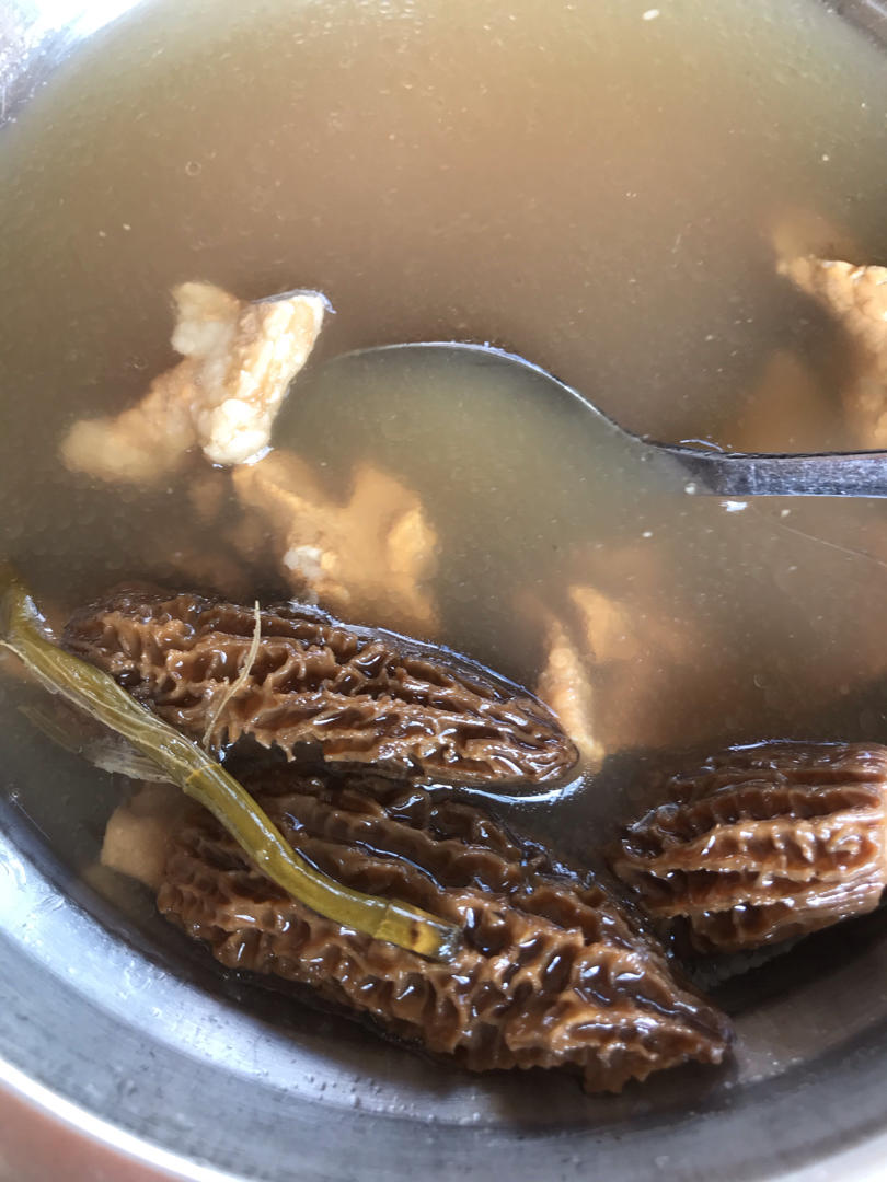 羊肚菌石槲猪骨汤