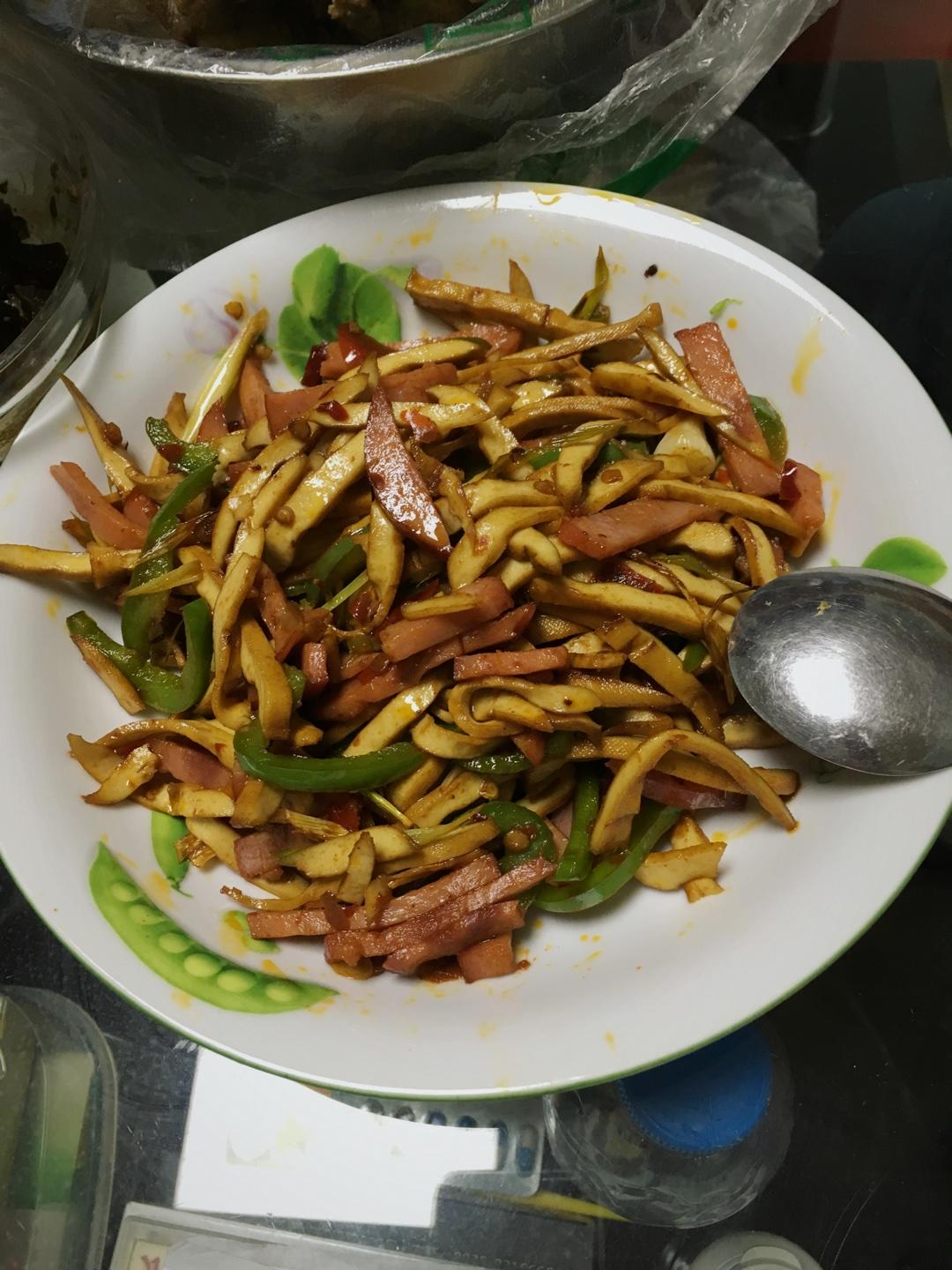 蒜苗火腿酱香干的做法