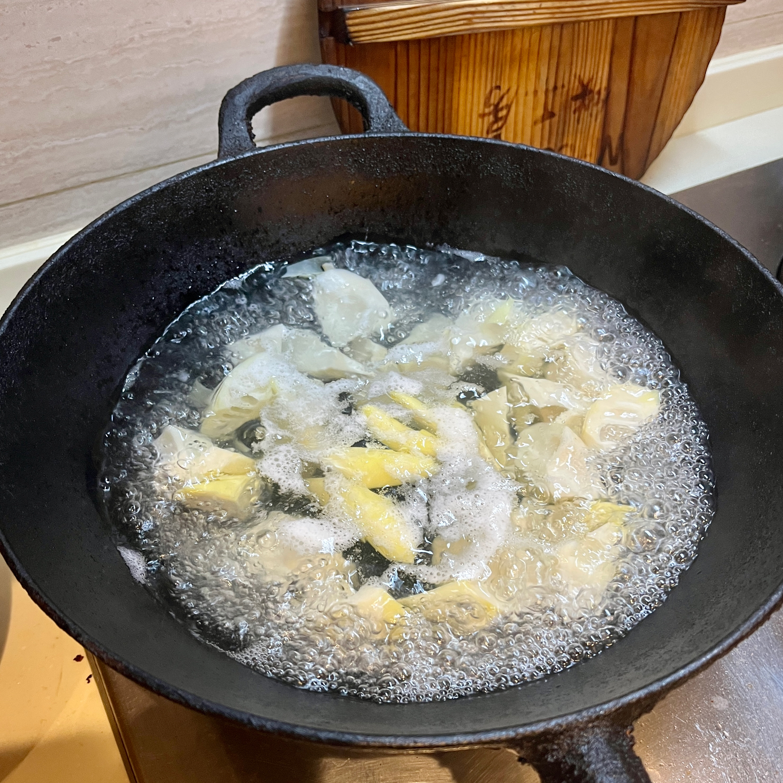 汤浓肉酥笋清甜｜ 腌笃鲜 ｜春日鲜的做法 步骤2