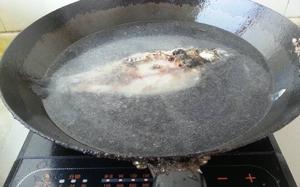特鲜鲫鱼菌菇汤的做法 步骤1