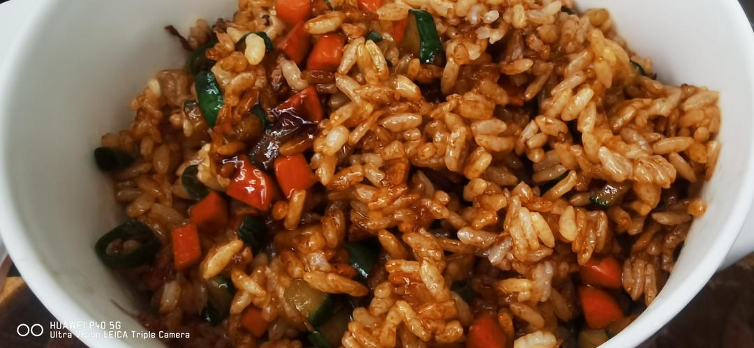 色香味美的青椒肉丝炒饭