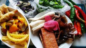 冰箱扫货的底菜也能这样美味丨干锅茄子&干炒什锦 · 圆满素食的做法 步骤1