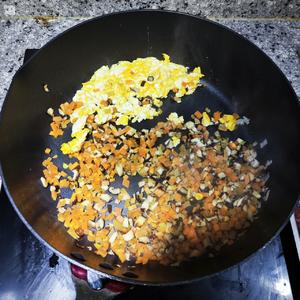 腊肠菜脯蛋炒饭的做法 步骤3