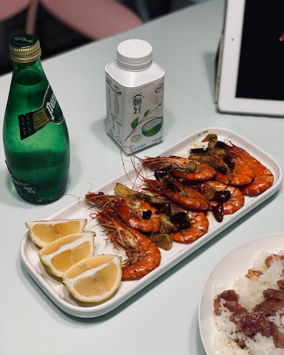 吃完还会继续舔手指的    快手油闷大虾