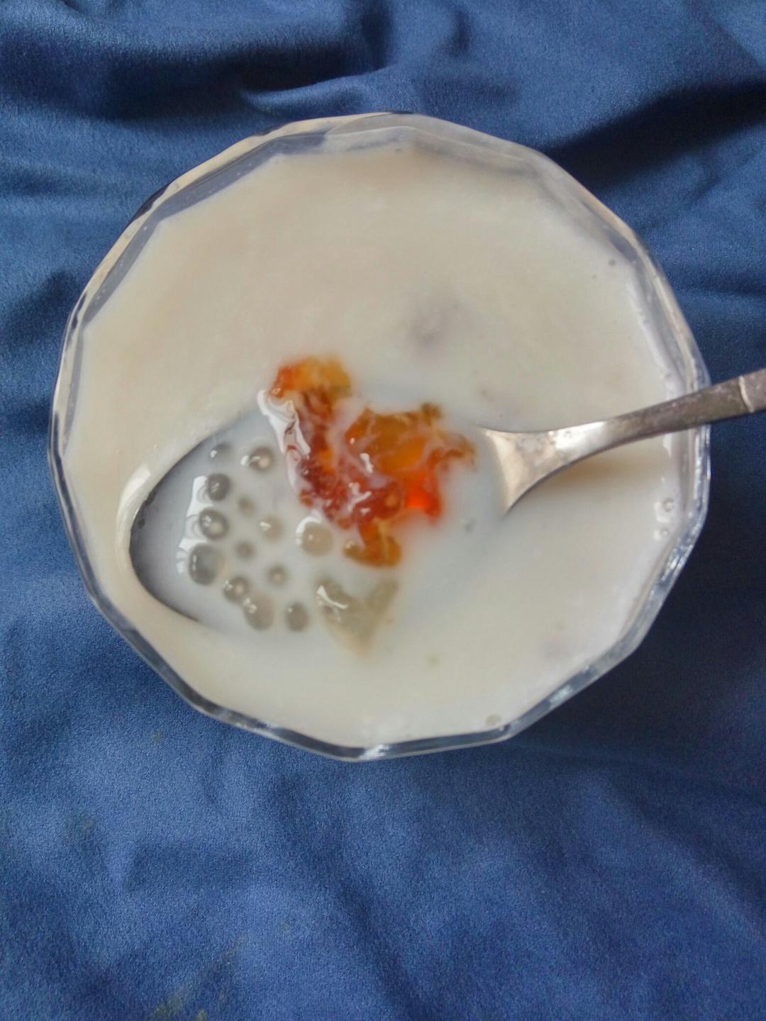 椰汁桃胶西米露