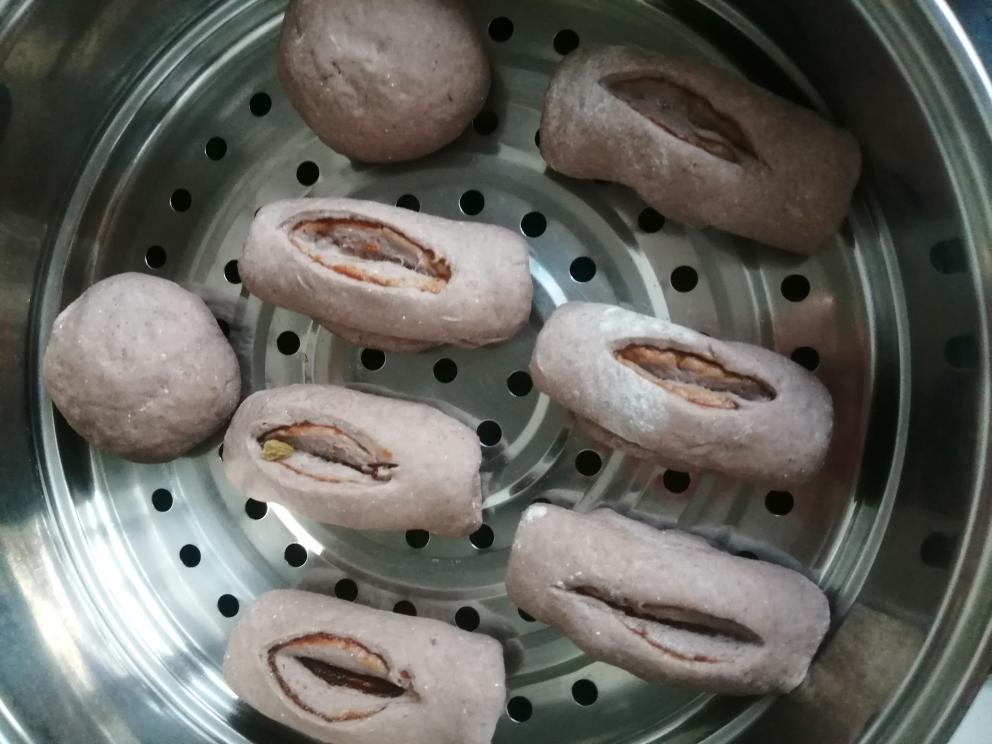 豆沙馅三色藜麦五黑馒头