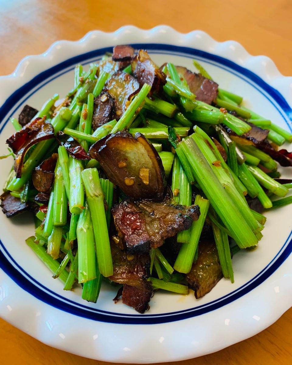 烟熏腊肉炒水芹菜
