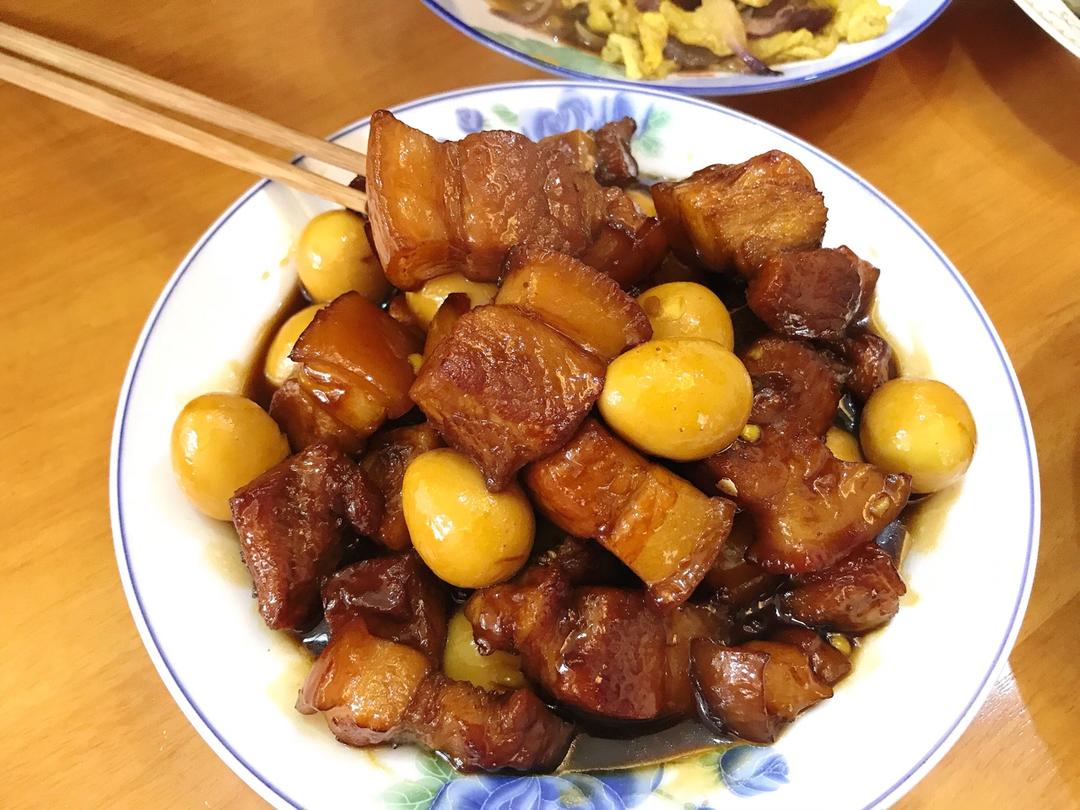 加了鹌鹑蛋后，这盘红烧肉，美味的逆天啦——鹌鹑蛋烧肉（孔瑶食谱）